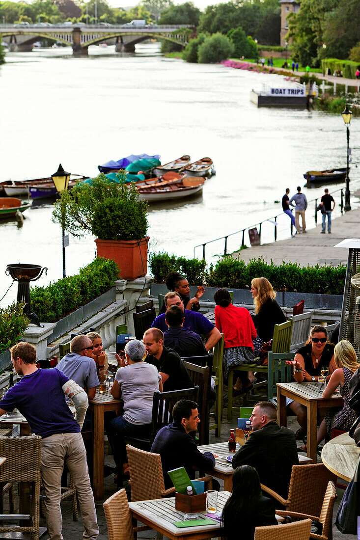 Terrasse der Bar Pitcher and Piano mit dem Blick auf die Themse, Richmond upon Thames, Surrey, England, Vereinigtes Königreich