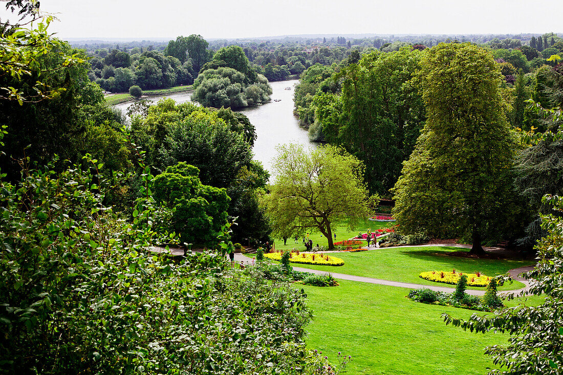 Blick von Terrace Gardens auf die Themse mit Glover's Island, Richmond upon Thames, Surrey, England, Vereinigtes Königreich