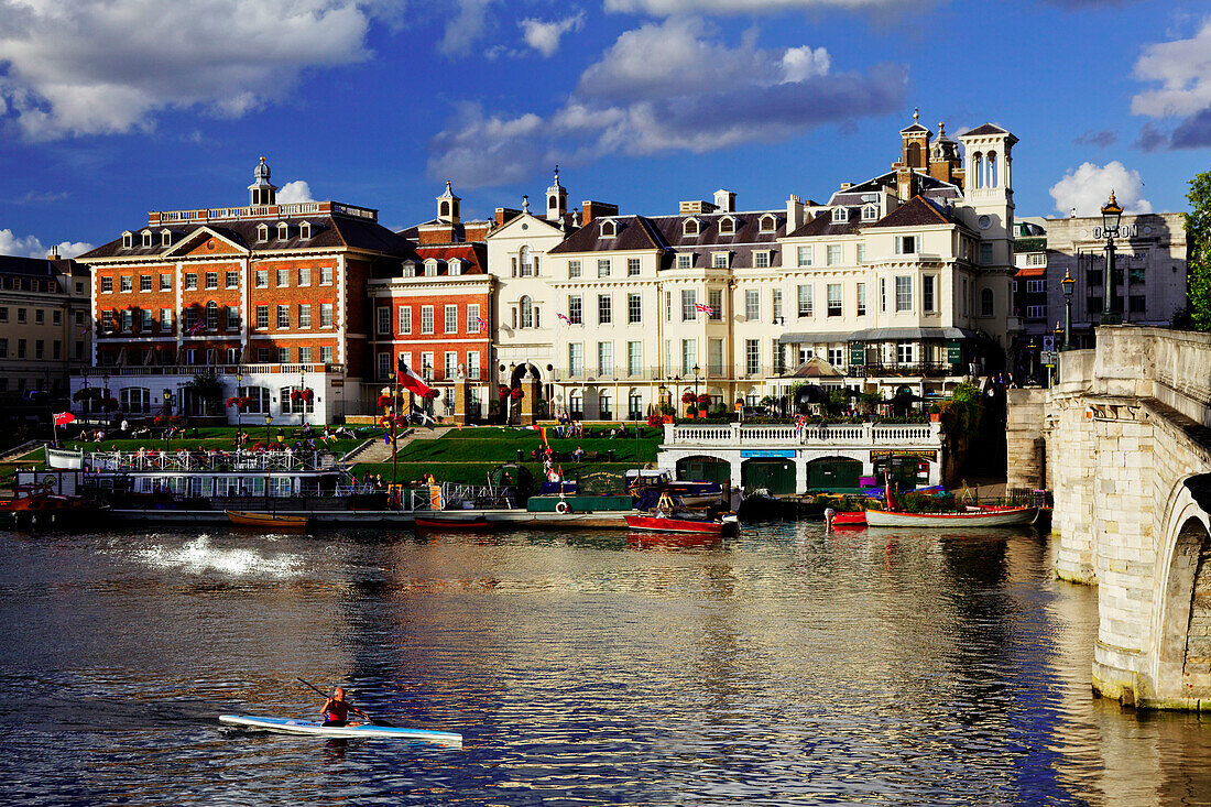 Themse und Uferensemble, designed von Quinian Terry, Richmond upon Thames, Surrey, England, Vereinigtes Königreich
