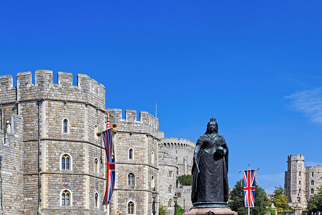 Statue of Queen Victoria in front of Windsor Castle, Windsor, Windsor, London, England, United Kingdom