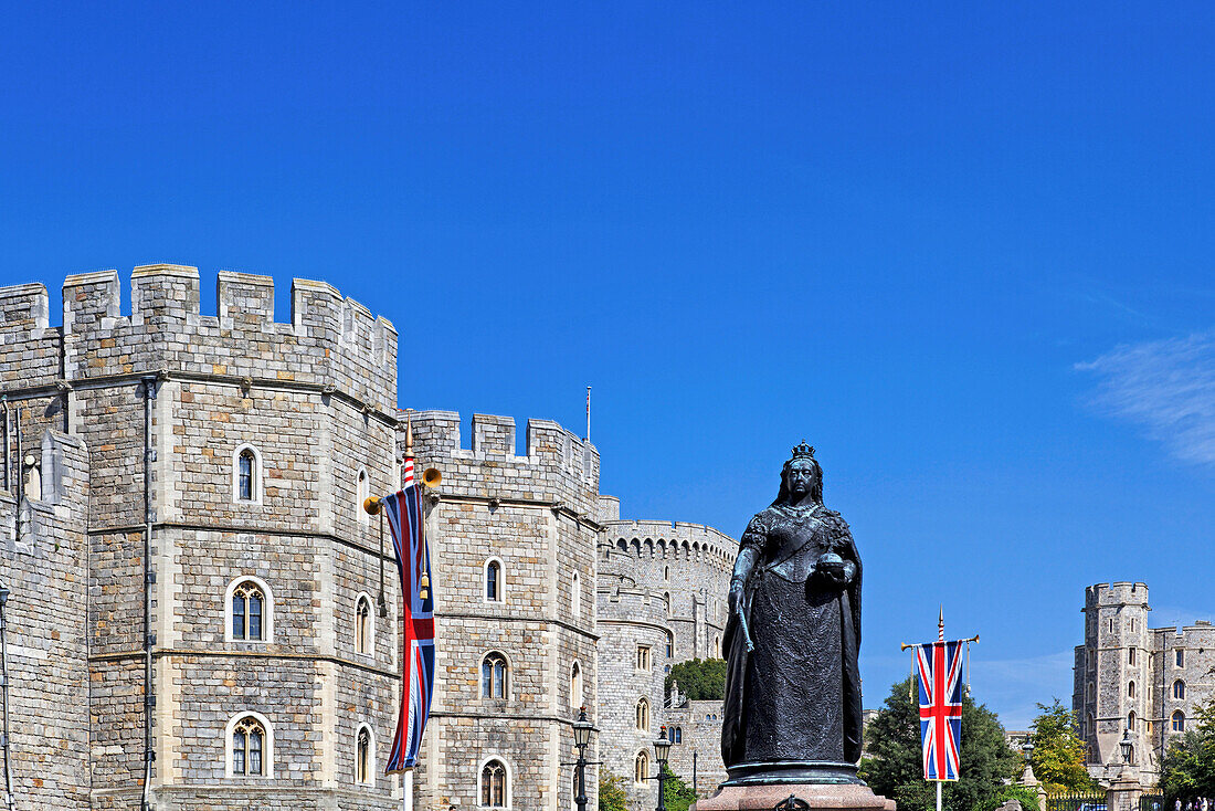 Statue von Queen Victoria vor Windsor Castle, Windsor, London, England, Vereinigtes Königreich