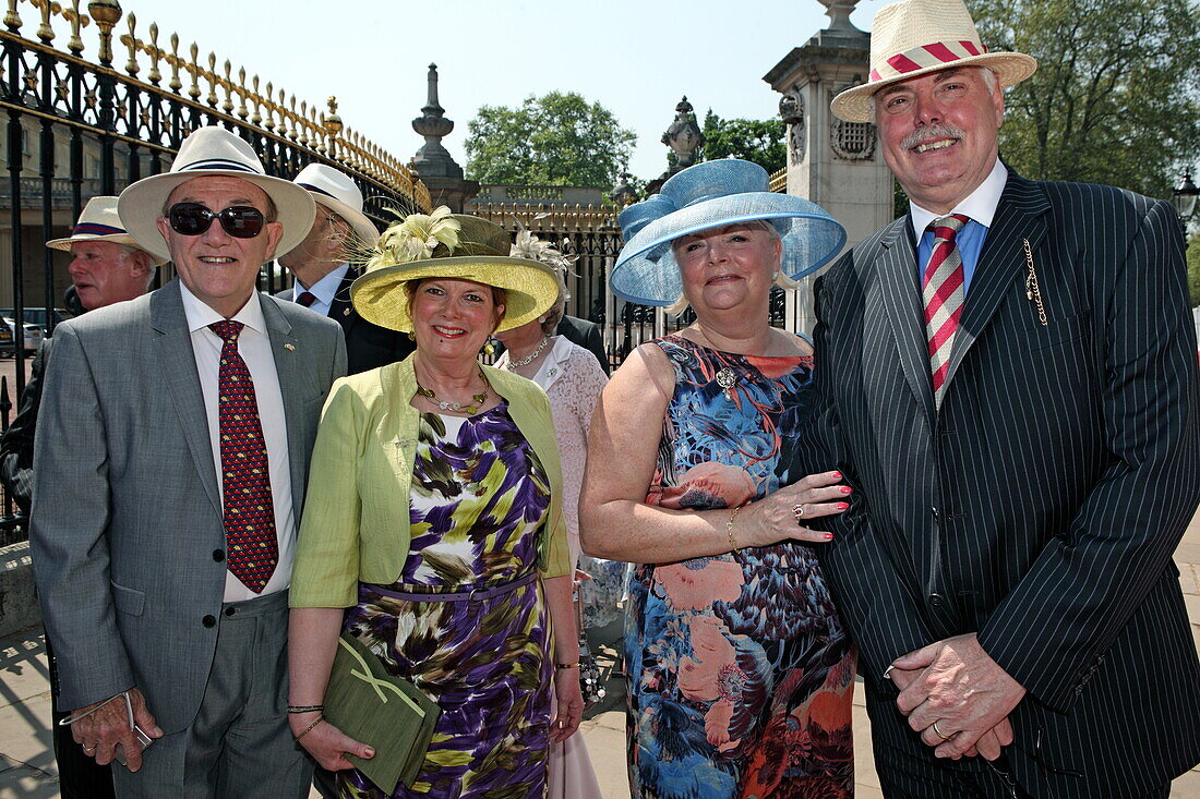 Gäste zur Queens Garden Party warten auf Einlass vor dem Buckingham Palace, London, England, Vereinigtes Königreich