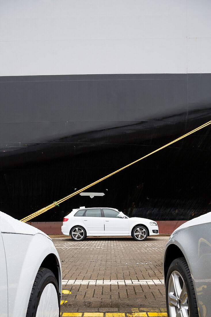 Neufahrzeuge verschiedener Hersteller auf einem Verladeparkplatz vor der Verschiffung in Bremerhaven, Deutschland