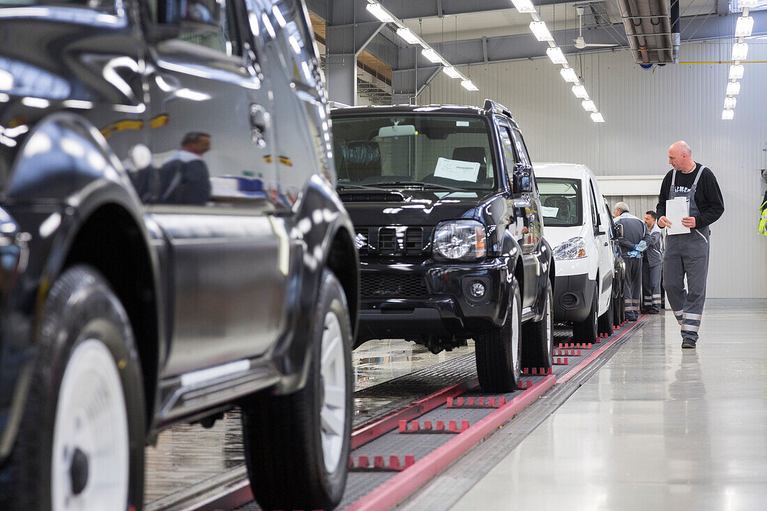 Be- und Entladen verschiedener Fahrzeuge für den Export, Bremerhaven, Bremen, Deutschland