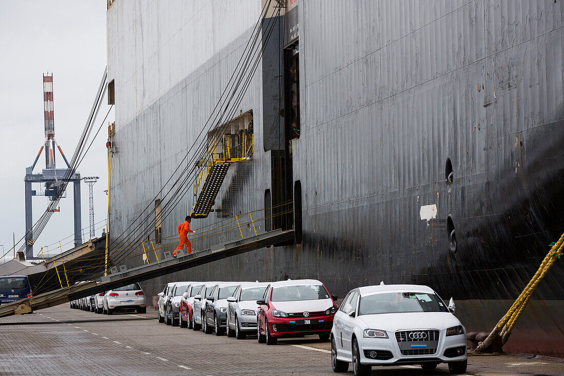 Neufahrzeuge verschiedener Hersteller auf einem Verladeparkplatz vor der Verschiffung in Bremerhaven, Deutschland