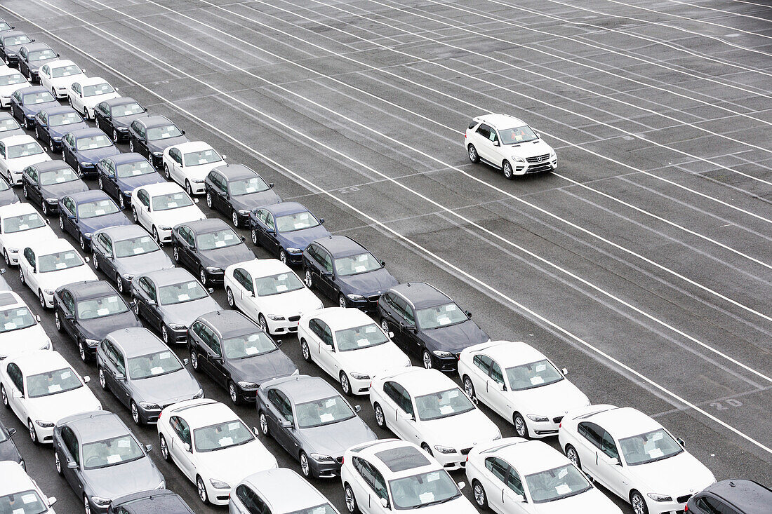 Neufahrzeuge verschiedener Hersteller auf einem Verladeparkplatz vor der Verschiffung in Bremerhaven, Deutschland