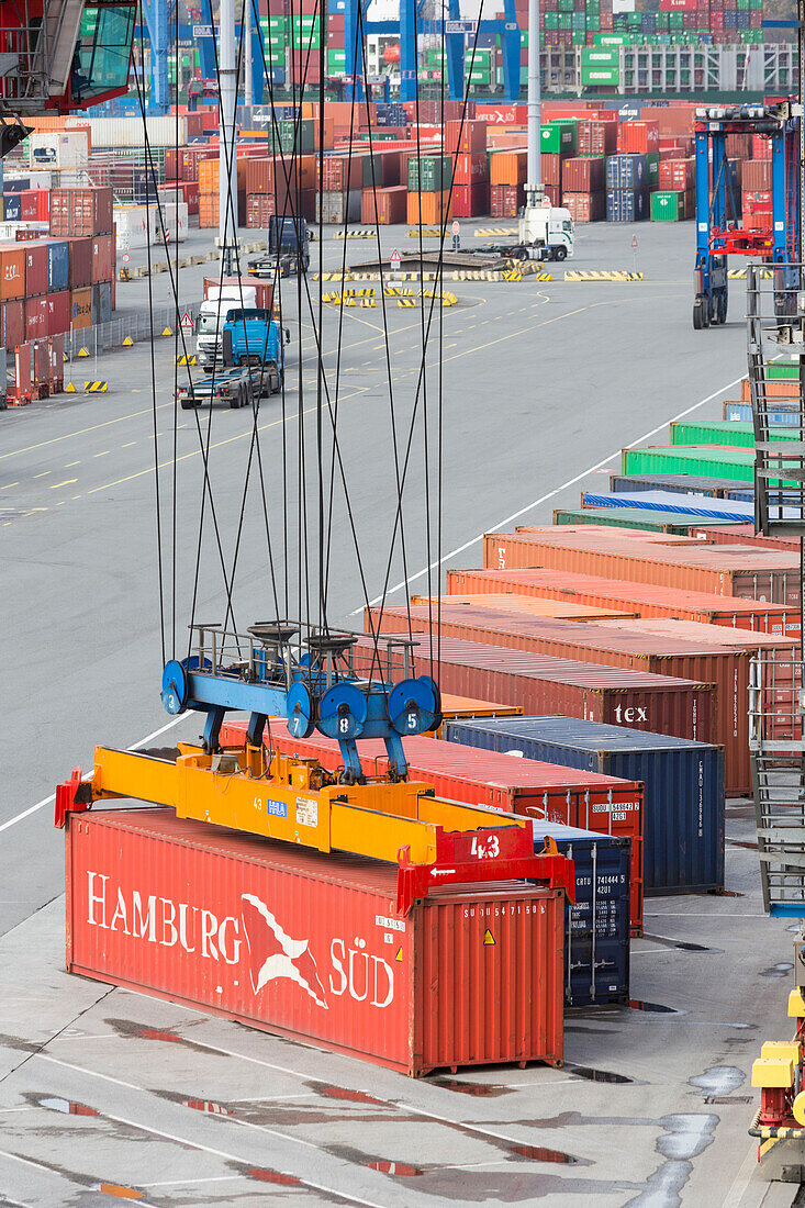 Containerbrücken beim Be- und Entladen des Güterzuges, Hamburg, Deutschland