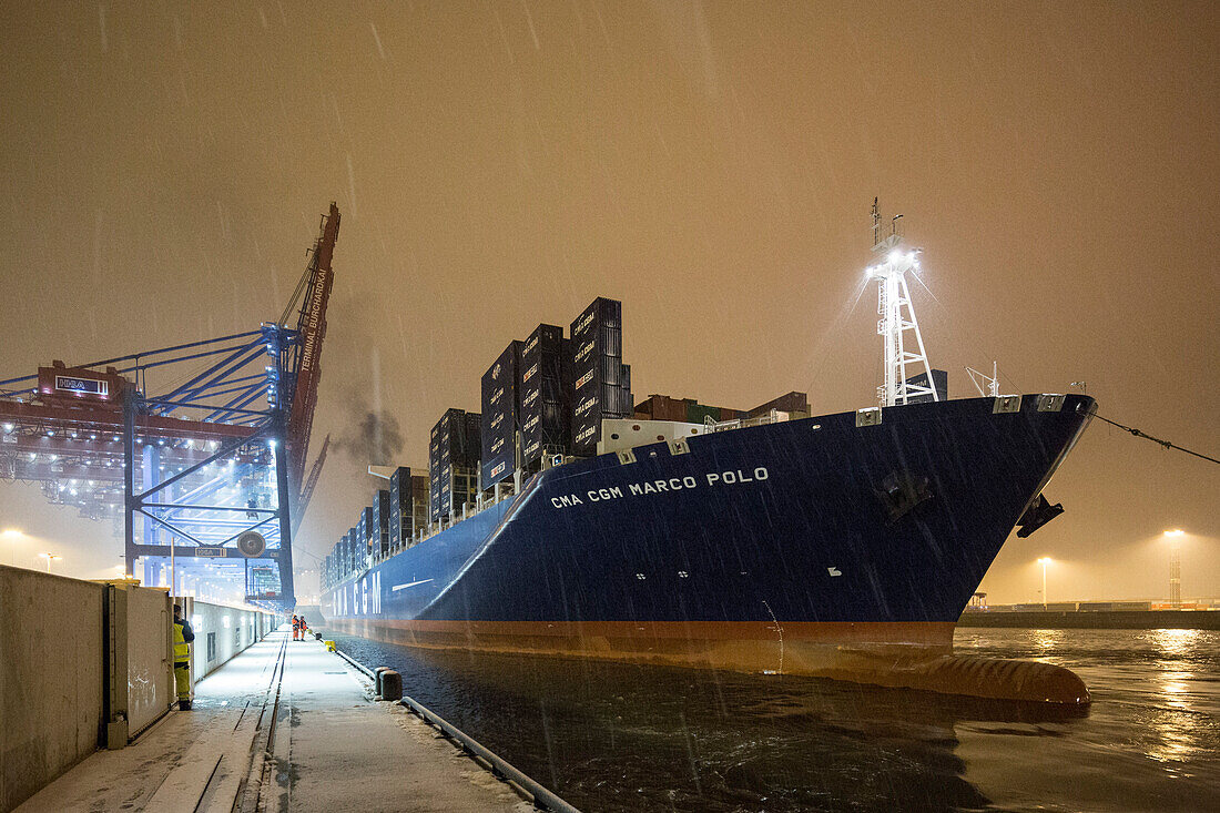 Anlegemanöver der CMA CGM Marco Polo im Container Terminal Burchardkai in Hamburg, Deutschland