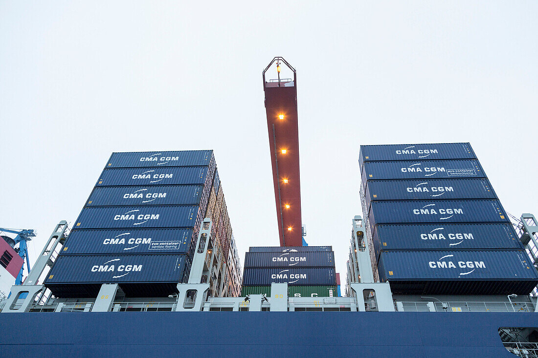 Beladen und Entladen eines Containerschiffes im Container Terminal Burchardkai in Hamburg, Deutschland