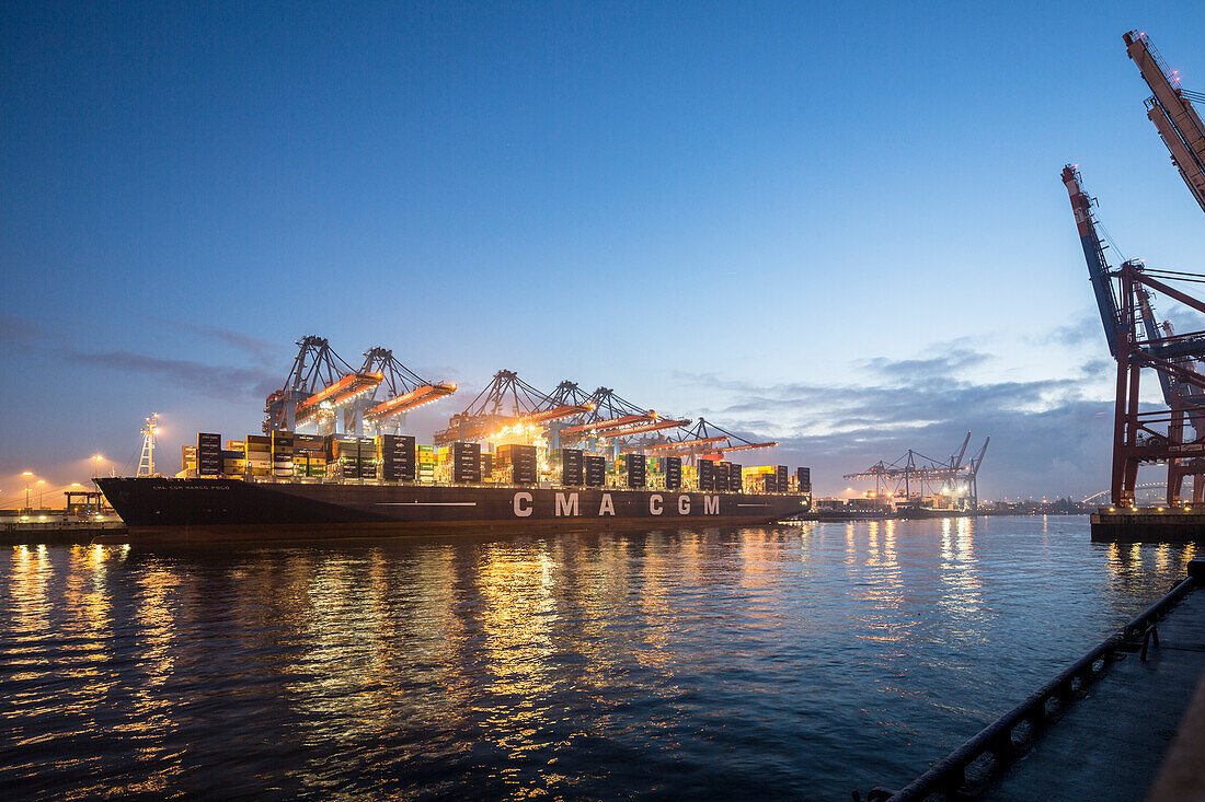 Beladen und Entladen des Containerschiffes CMA CGM Marco Polo im Container Terminal Burchardkai in Hamburg, Deutschland