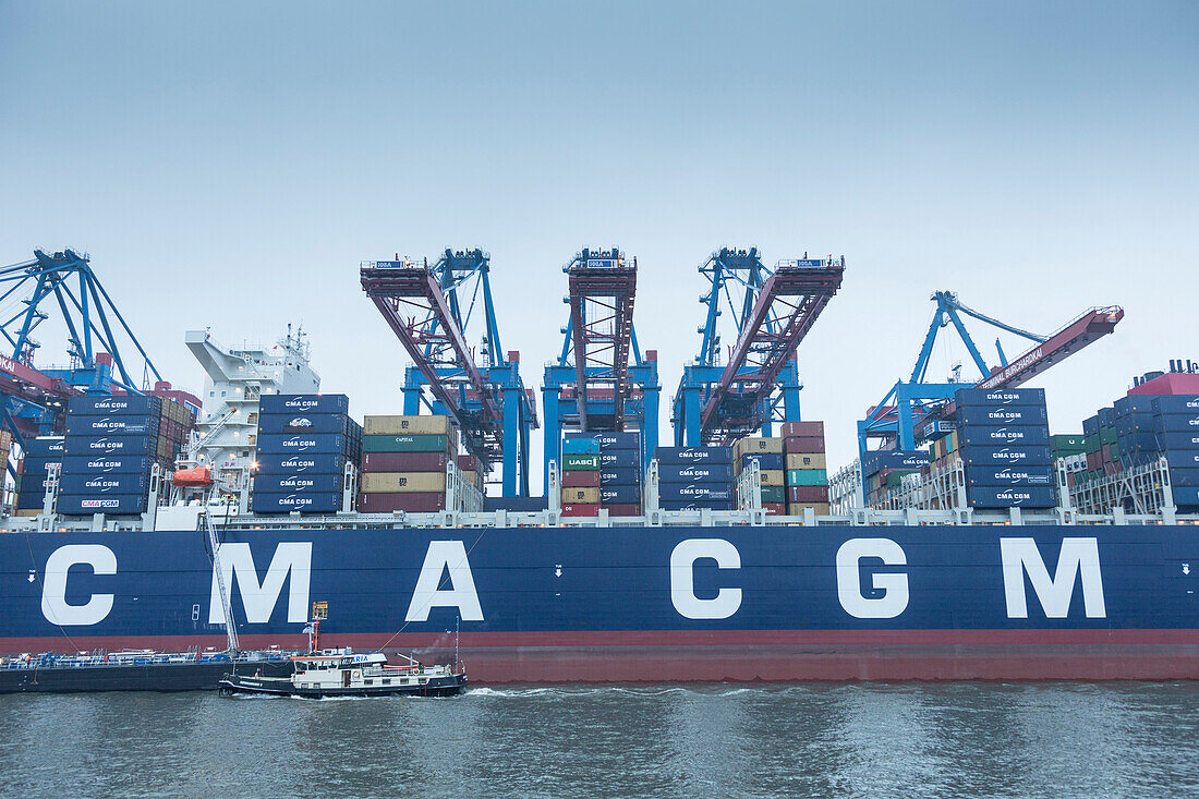 Beladen und Entladen des Containerschiffes CMA CGM Marco Polo im Container Terminal Burchardkai in Hamburg, Deutschland