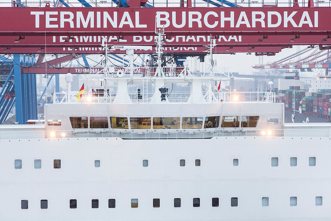 Beladen und Entladen des Containerschiffes CMA CGM Marco Polo im Container Terminal Burchardkai in Hamburg, Deutschland