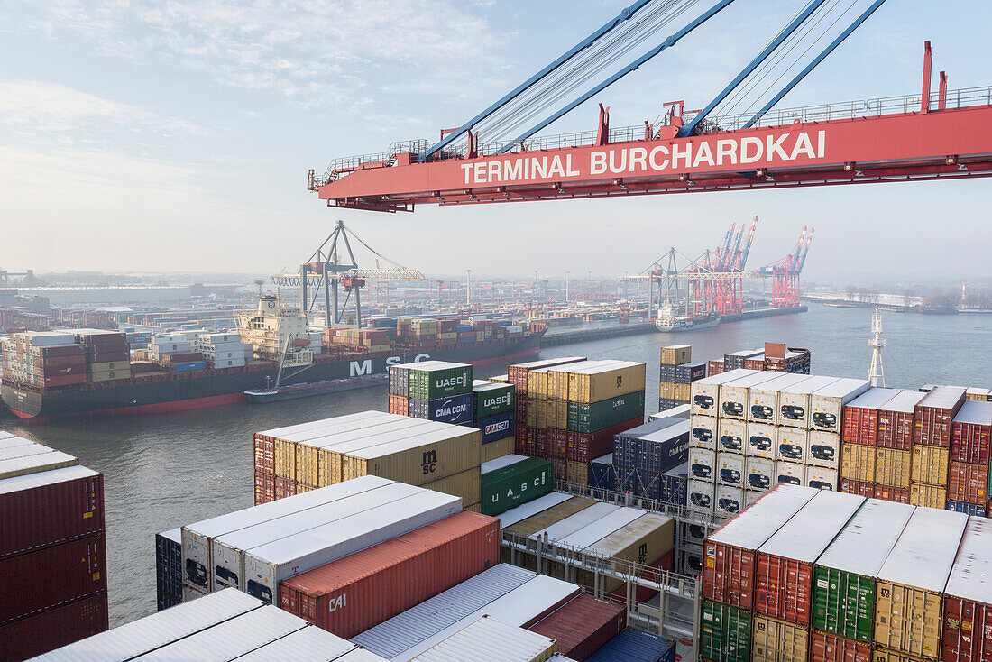 Beladen und Entladen des Containerschiffes CMA CGM Marco Polo im Container Terminal Burchardkai in Hamburg, Deutschland