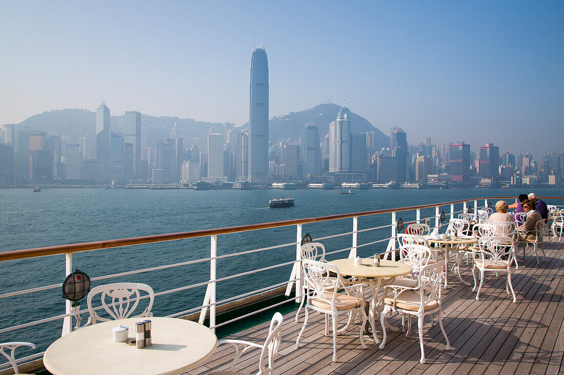 Deck von Kreuzfahrtschiff MS Deutschland, Reederei Peter Deilmann, mit Blick auf Skyline, Tsim Sha Tsui, Kowloon, Hongkong, China
