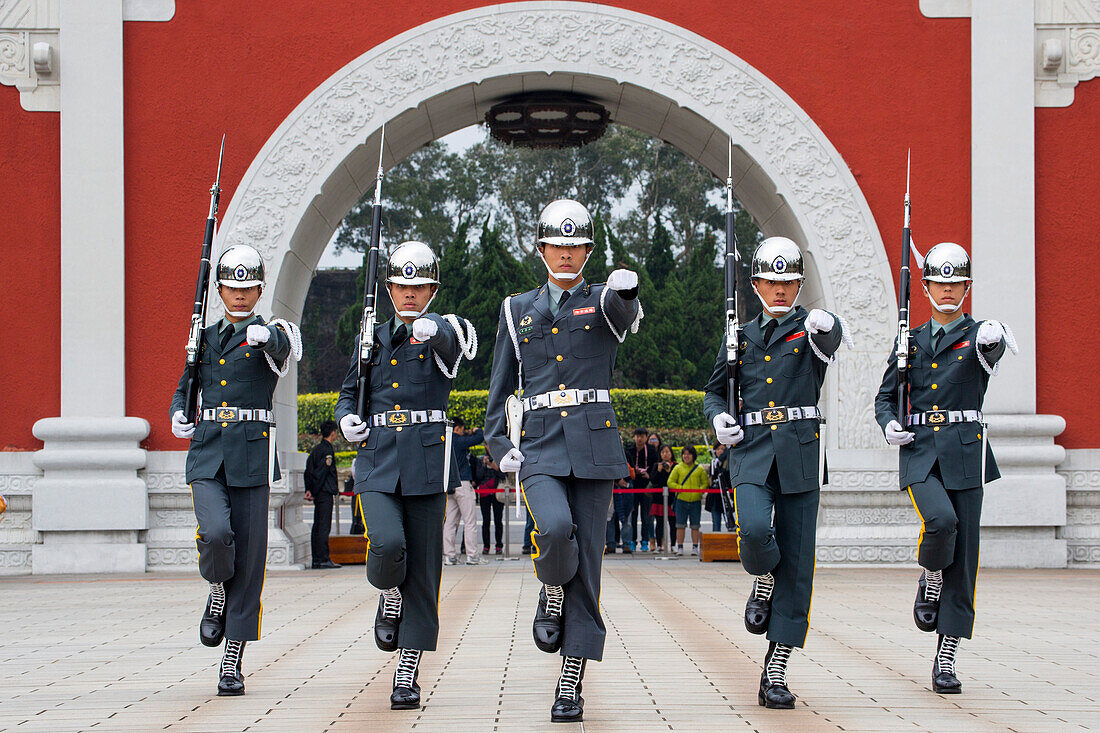 Soldaten beim Wachwechsel am Schrein der Märtyrer, National Revolutionary Martyrs Shrine, Taipeh, Nördliches Taiwan, Taiwan