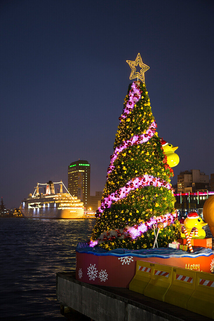 Weihnachtsbaum und Kreuzfahrtschiff MS Deutschland, Reederei Peter Deilmann, in der Dämmerung, Keelung, Nördliches Taiwan, Taiwan