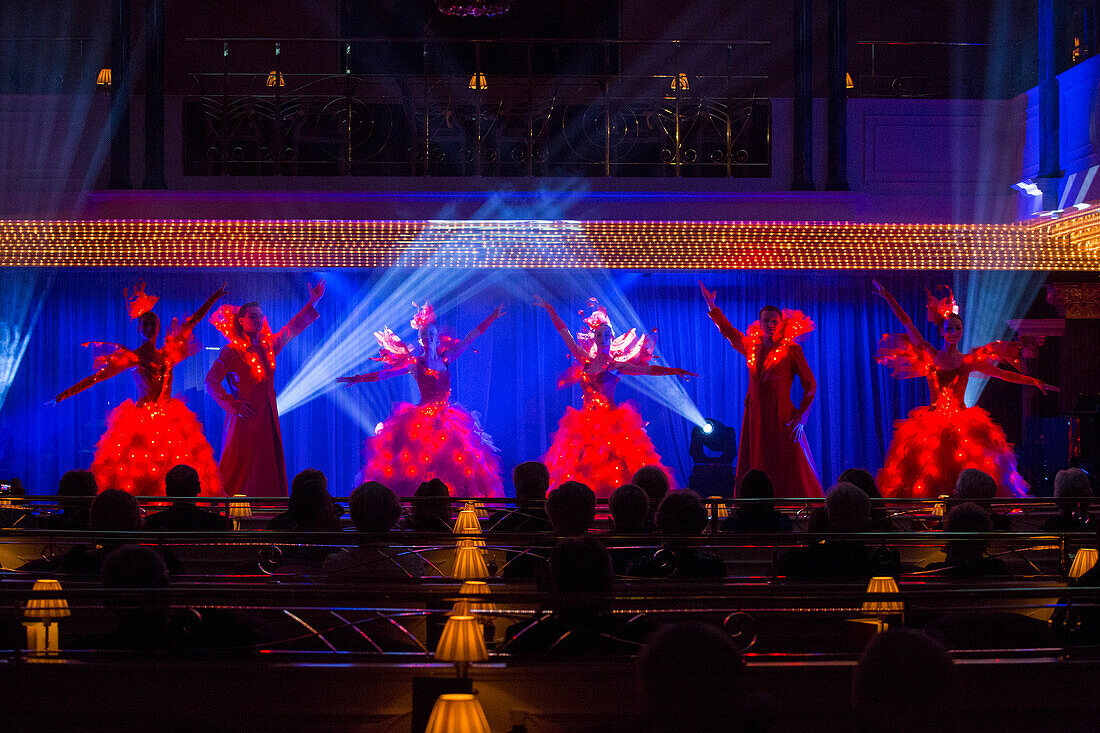 Das Show Ballett Imperio während einer Darbietung im Kaisersaal an Bord vom Kreuzfahrtschiff MS Deutschland, Reederei Peter Deilmann, Shanghai, China