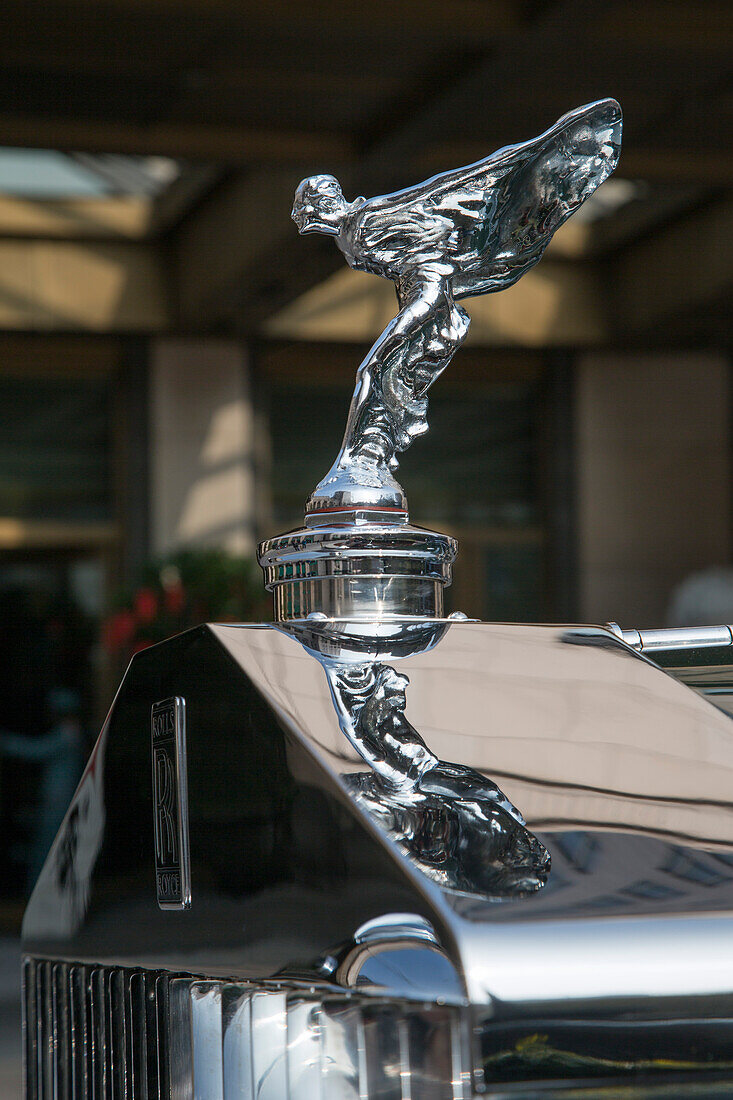 Spirit of Ecstasy, Emily, Kühlerfigur an einem Rolls-Royce am The Peninsula Shanghai Hotel, Shanghai, China