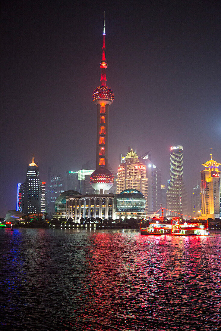 Huangpu Fluss mit Oriental Pearl Tower und Pudong Skyline bei Nacht, Shanghai, China
