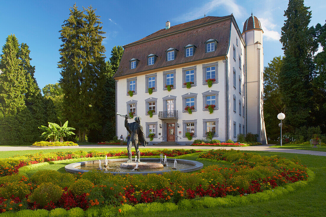 Trompeterbrunnen vor Schloß Schönau in Bad Säckingen, Hochrhein, Baden-Württemberg, Deutschland, Europa