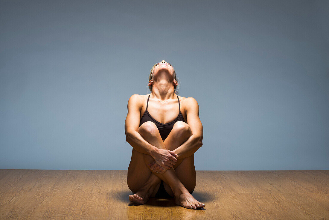 Kaukasische Frau übt Yoga im Studio, San Fransisco, Kalifornien, USA