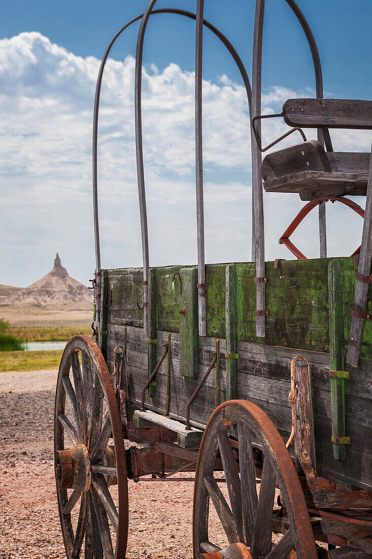 Wooden wagon and Chimney Rock, Nebraska, United States, Nebraska, Nebraska, USA