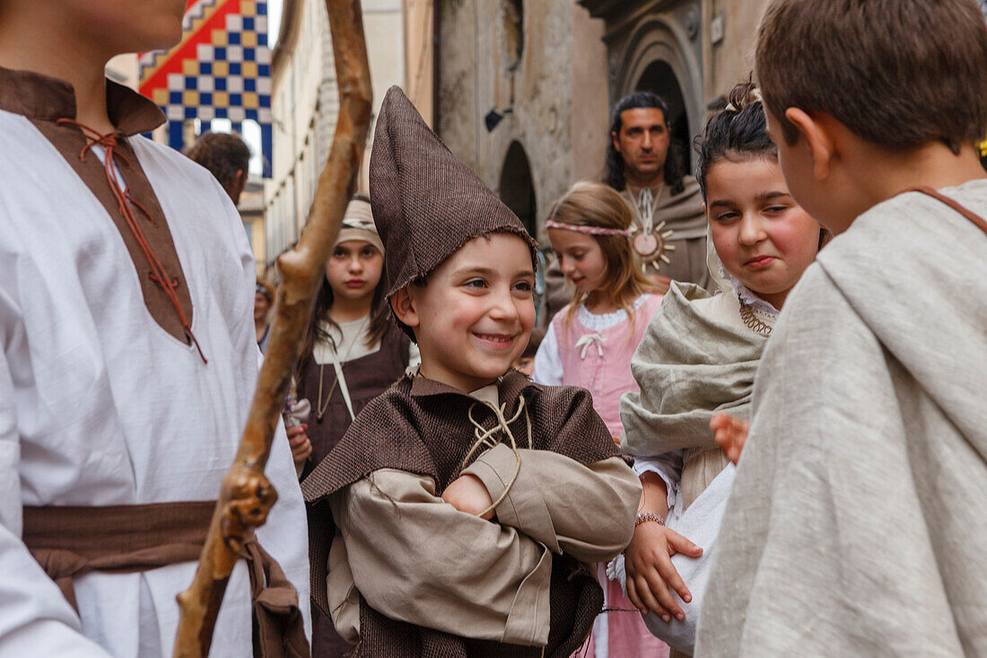children, traditional medieval costume parade, city festival, tradition, Via del Duomo, pedestrian area, old town, Orvieto, hilltop town, province of Terni, Umbria, Italy, Europe