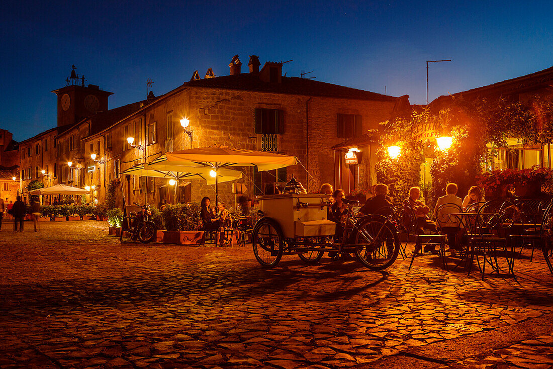 Pavement cafe and ice cream parlour, Piazza Duomo, near Duomo di Orvieto, Orvieto cathedral, gothic, Orvieto, hilltop town, province of Terni, Umbria, Italy, Europe