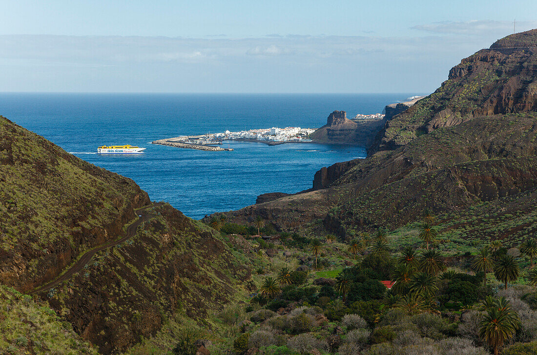 Barranco de Guayedra, Fährschiff und Hafen, Puerto de las Nieves, bei Agaete, Naturschutzgebiet, Naturpark Tamadaba, UNESCO Biosphärenreservat, Westküste, Gran Canaria, Kanarische Inseln, Spanien, Europa