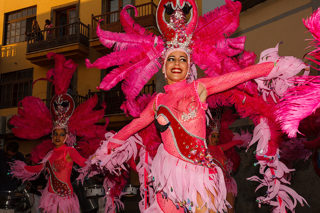 Samba girls dancing at a carnival procession, Carnival, Galdar, Gran Canaria, Canary Islands, Spain, Europe