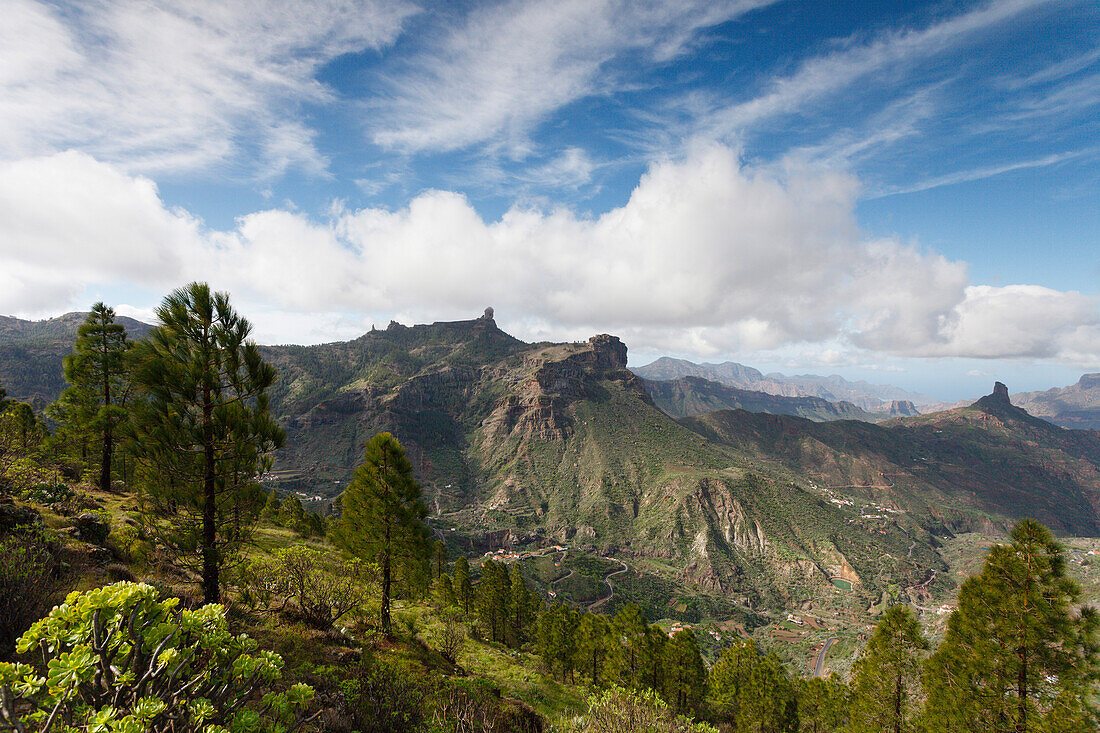 Roque Nublo, vulkanischer Fels, Wahrzeichen, und Roque Bentayga, Naturpark, Parque Rural del Nublo, Unesco Biosphärenreservat, Inselmitte, Gran Canaria, Kanarische Inseln, Spanien, Europa