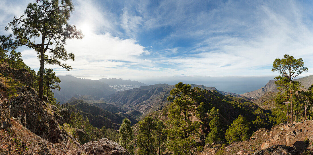 Blick vom Berg Altavista, kanarische Kiefern, San Nicolás de Tolentino und Tal von El Risco, Naturschutzgebiet, Naturpark Tamadaba, UNESCO Biosphärenreservat, Westküste, Gran Canaria, Kanarische Inseln, Spanien, Europa
