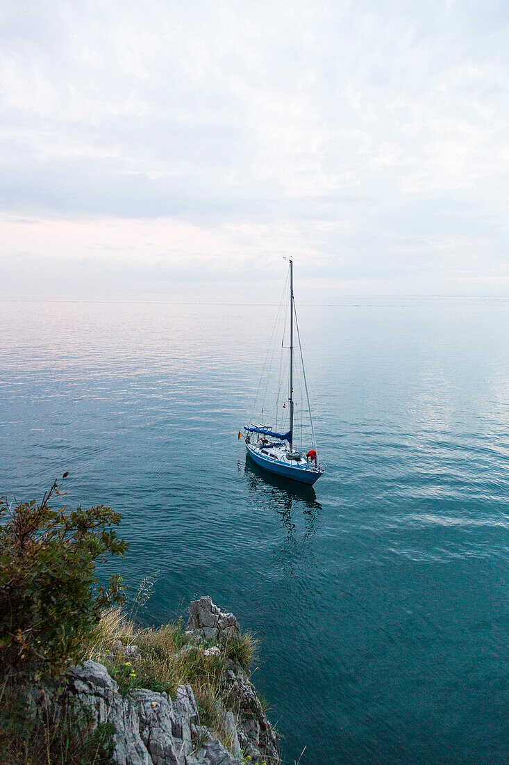 Segelboot ankert vor der Küste, Golf von Triest, Görz, Friaul-Julisch Venetien, Italien