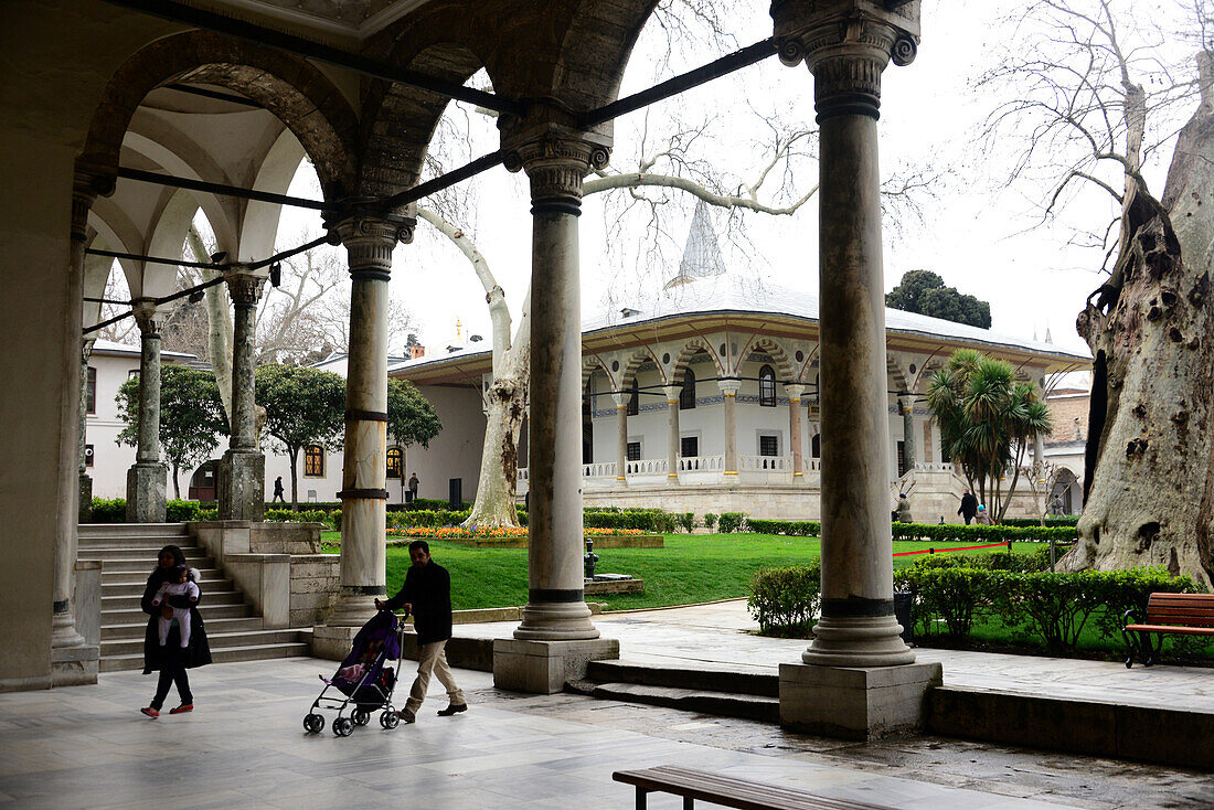 Besucher im Topkapi Palast, Istanbul, Türkei