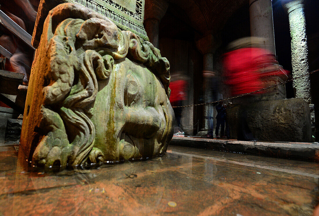 Medusenhaupt als Säulenbasis, Yerebatan-Zisterne, Cisterna Basilica, Istanbul, Türkei
