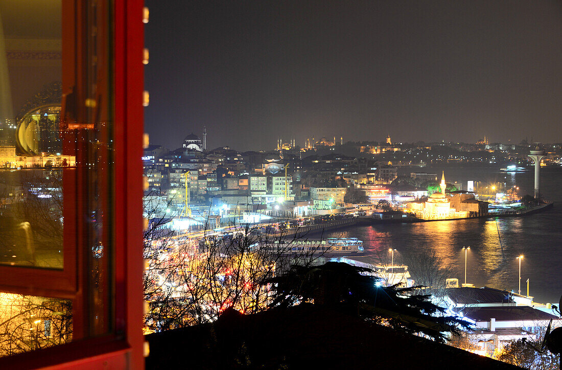 Blick über den Bosporus bei Nacht, Üsküdar, Istanbul, Türkei