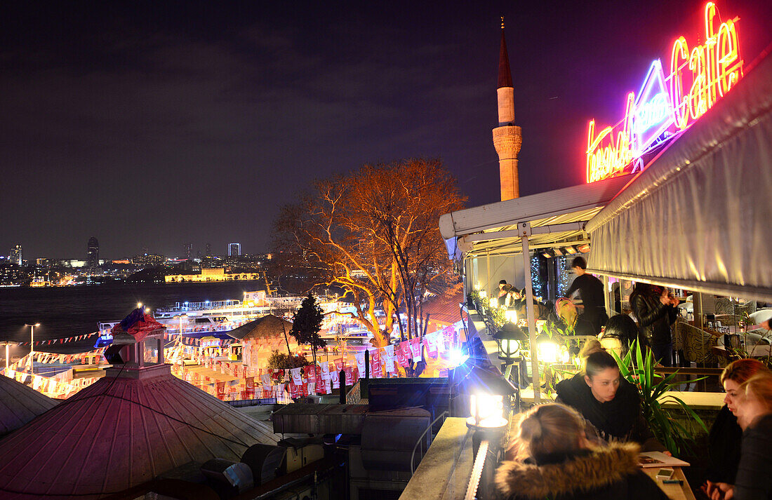 Guests in a cafe in the evening, Ueskuedar, Istanbul, Turkey