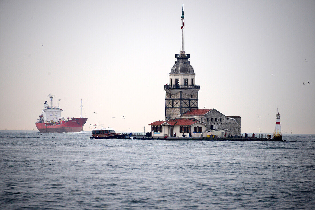 Tower of Leandros (Kiz Kulesi) in the Bosphorus, Ueskuedar, Istanbul, Turkey