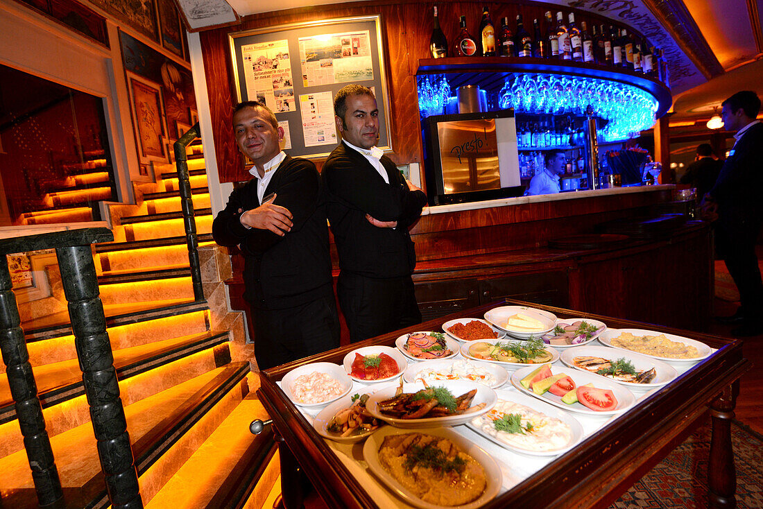 Vorspeisen (Mezze) serviert im Restaurant des Seven Hills, Sultanahmet, Istanbul, Türkei