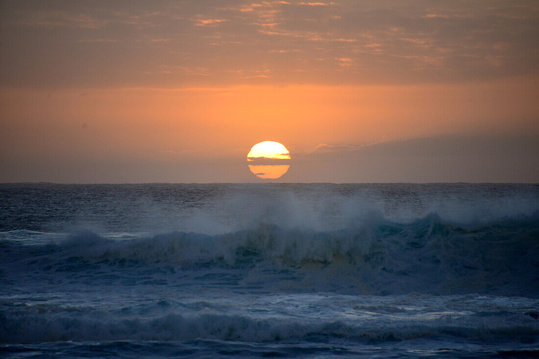 Wellen im Sonnenuntergang, El Cotillo, Fuerteventura, Kanarische Inseln, Spanien