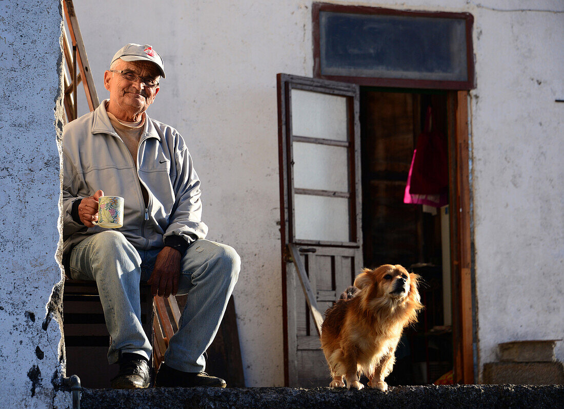 Alter Mann mit einem Hund, La Palma, Kanarische Inseln, Spanien