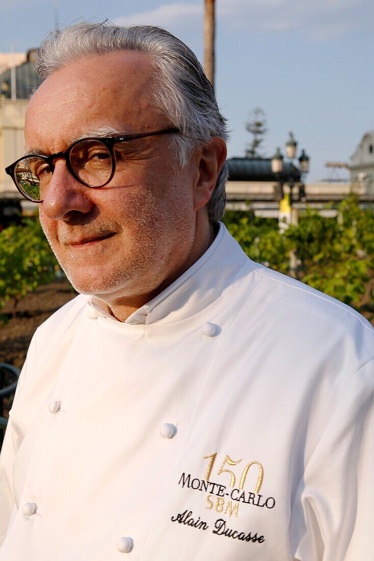 'Europe, Principality of Monaco, festival celebrating the 150th anniversary of the SBM (Societe des Bains de Mer), Princely picnic ''lunch on grass'' hold on the Casino Square and organized by chef Alain Ducasse from the 3 stars Louis XV restaurant, Ducas