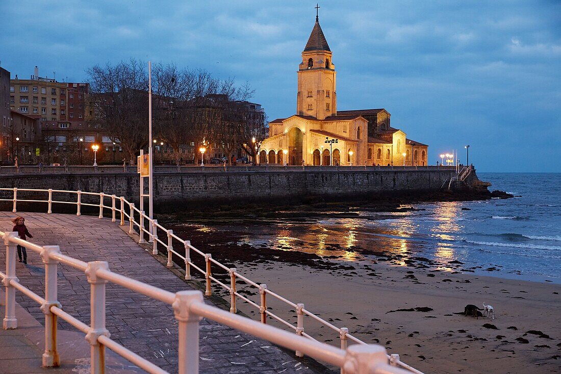 Kirche San Pedro, Strand von San Lorenzo, Gijón, Asturien, Spanien.