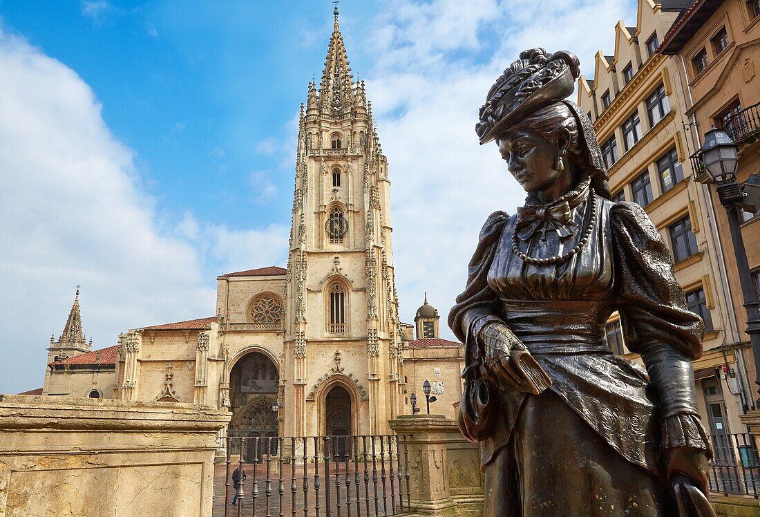 '''''''Skulptur "La Regenta" von Mauro Alvarez, Plaza Alfonso II El Casto, Kathedrale, Oviedo, Asturien, Spanien.'''''