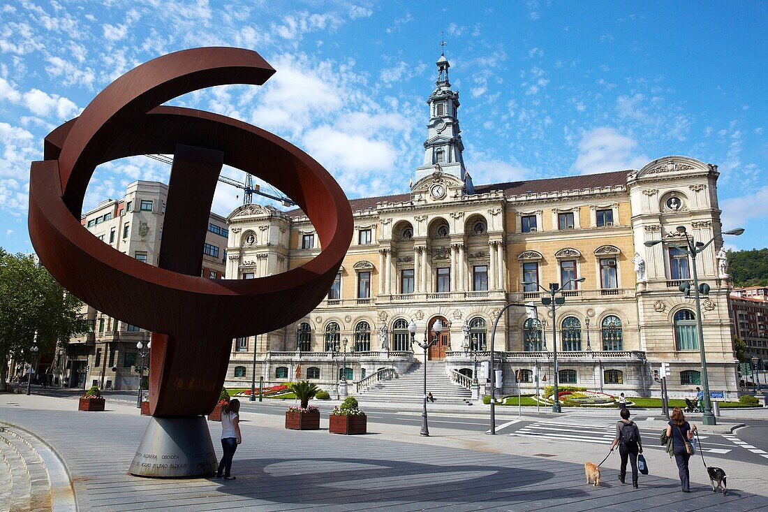 'Variante ovoide de la desocupación de la esfera', Skulptur von Jorge Oteiza. Rathaus. Bilbao. Bizkaia. Euskadi. Spanien. Baskenland. Spanien.