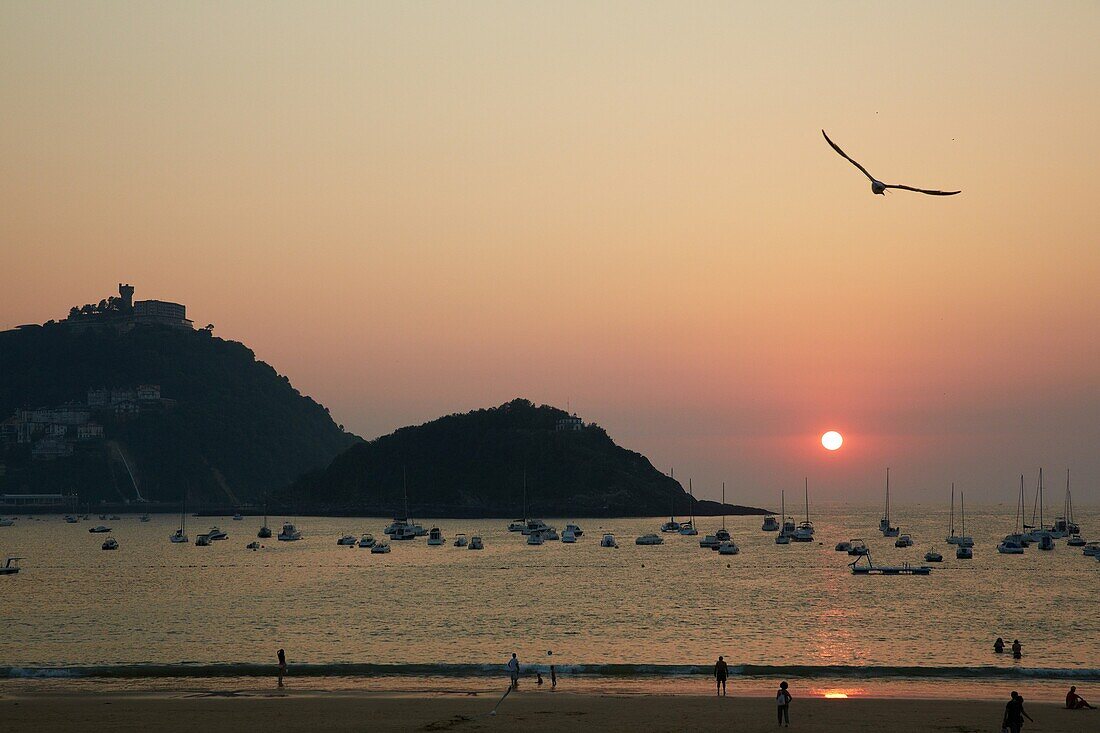 Sonnenuntergang am Strand von La Concha. Donostia. San Sebastian. Gipuzkoa. Baskenland. Spanien.