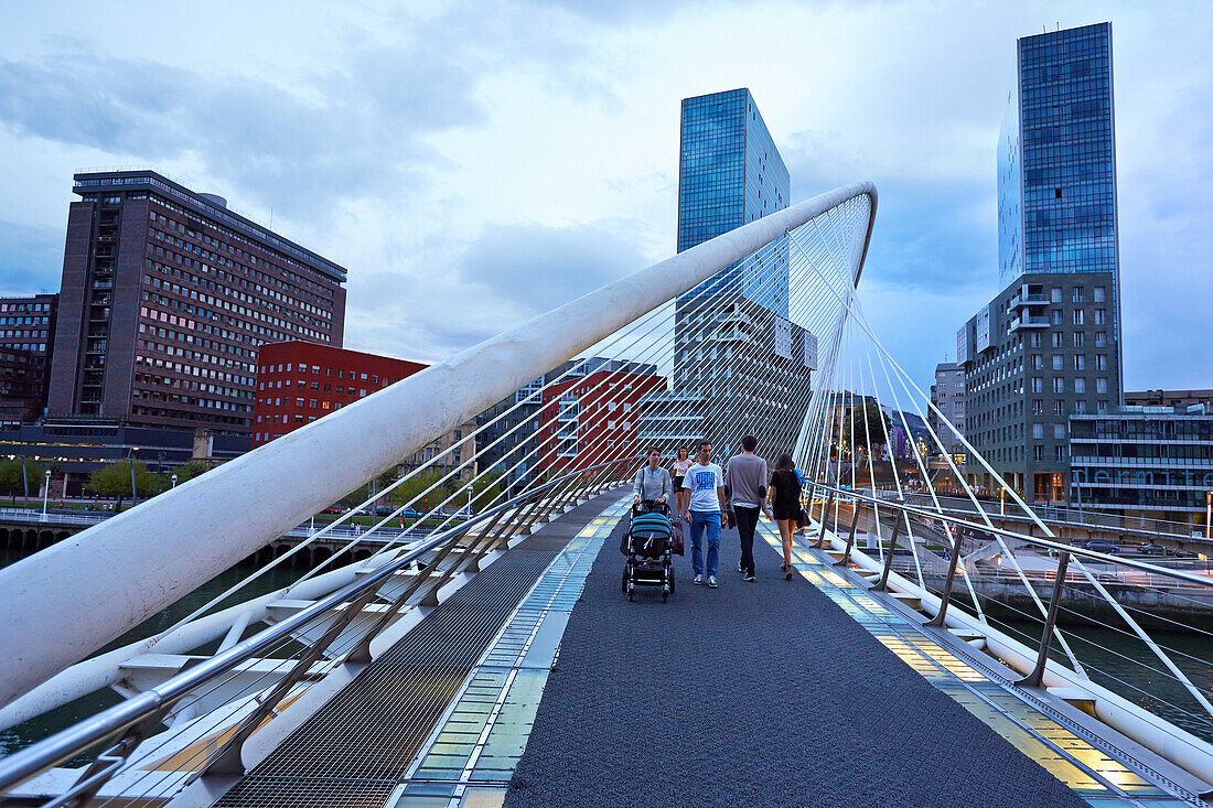 Santiago Calatravas Zubizuri-Fußgängerbrücke über den Fluss Nervion und die Isozaki-Türme des japanischen Architekten Arata Isozaki. Bilbao. Bizkaia. Baskenland. Spanien.