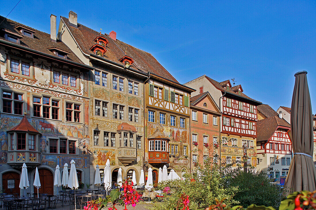 Erker und bemalte Fassaden am Rathausplatz, Altstadt von Stein am Rhein, Hochrhein, Untersee, Kanton Schaffhausen, Schweiz, Europa