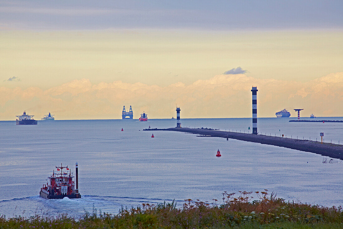Frachtschiffe und Europort an der Rheinmündung bei Hoek van Holland, Provinz Südholland, Holland, Europa