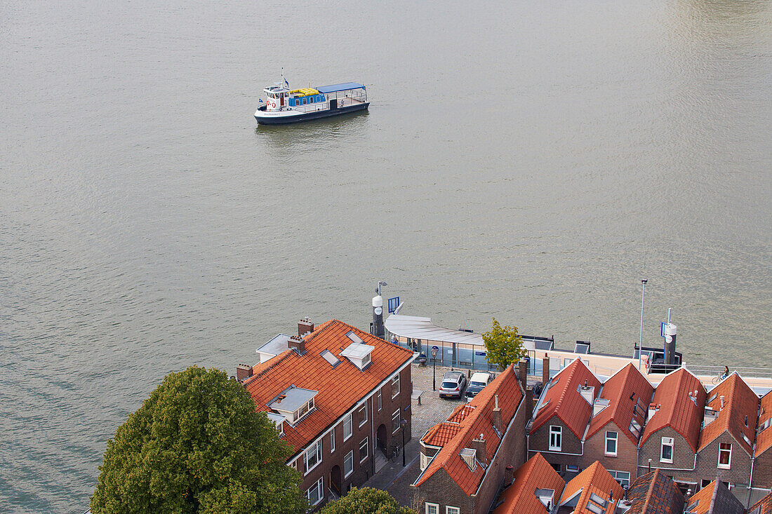 Blick vom Turm der Grote Kerk in Dordrecht auf den Wasserweg Oude Maas und die Altstadt, Provinz Südholland, Holland, Europa